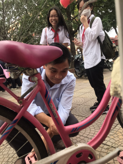 Hình ảnh đẹp về người thầy tiêu biểu của trường THCS Kiến Hưng