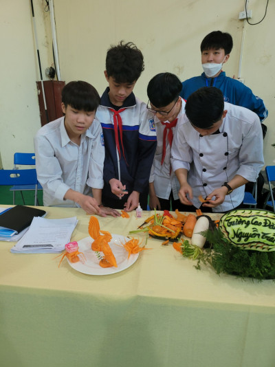 Trường THCS Kiến Hưng tổ chức chuyên đề hướng nghiệp cho HS khối 9