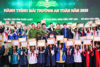 Các đại biểu dự chương trinh và các em học sinh đã cùng bấm nút khởi động Chương trình “Mái trường an toàn” năm 2023.