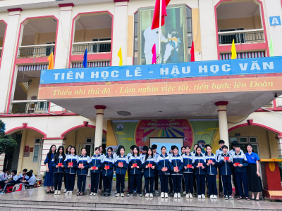 LỄ KẾT NẠP ĐOÀN VIÊN MỚI CHO HỌC SINH LỚP 9