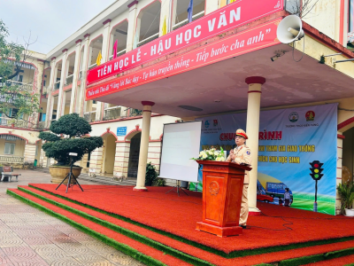 TRƯỜNG THCS KIẾN HƯNG PHỐI HỢP TỔ CHỨC TUYÊN TRUYỀN KỸ NĂNG LÁI XE AN TOÀN KHI THAM GIA GIAO THÔNG VÀ TÁC HẠI CỦA CÁC CHẤT KÍCH THÍCH ĐỐI VỚI HỌC SINH