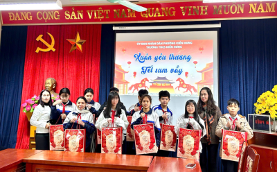 “ Xuân yêu thương- Tết sum vầy”. Trường THCS Kiến Hưng trao quà Tết cho học sinh có hoàn cảnh khó khăn