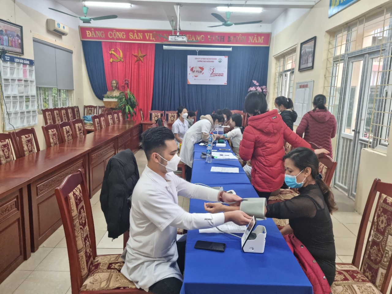 Hình ảnh trường THCS Kiến Hưng phối hợp với trung tâm K_LAB tổ chức khám bệnh miễn phí cho các cán bộ ,giáo viên,nhân viên trong nhà trường.