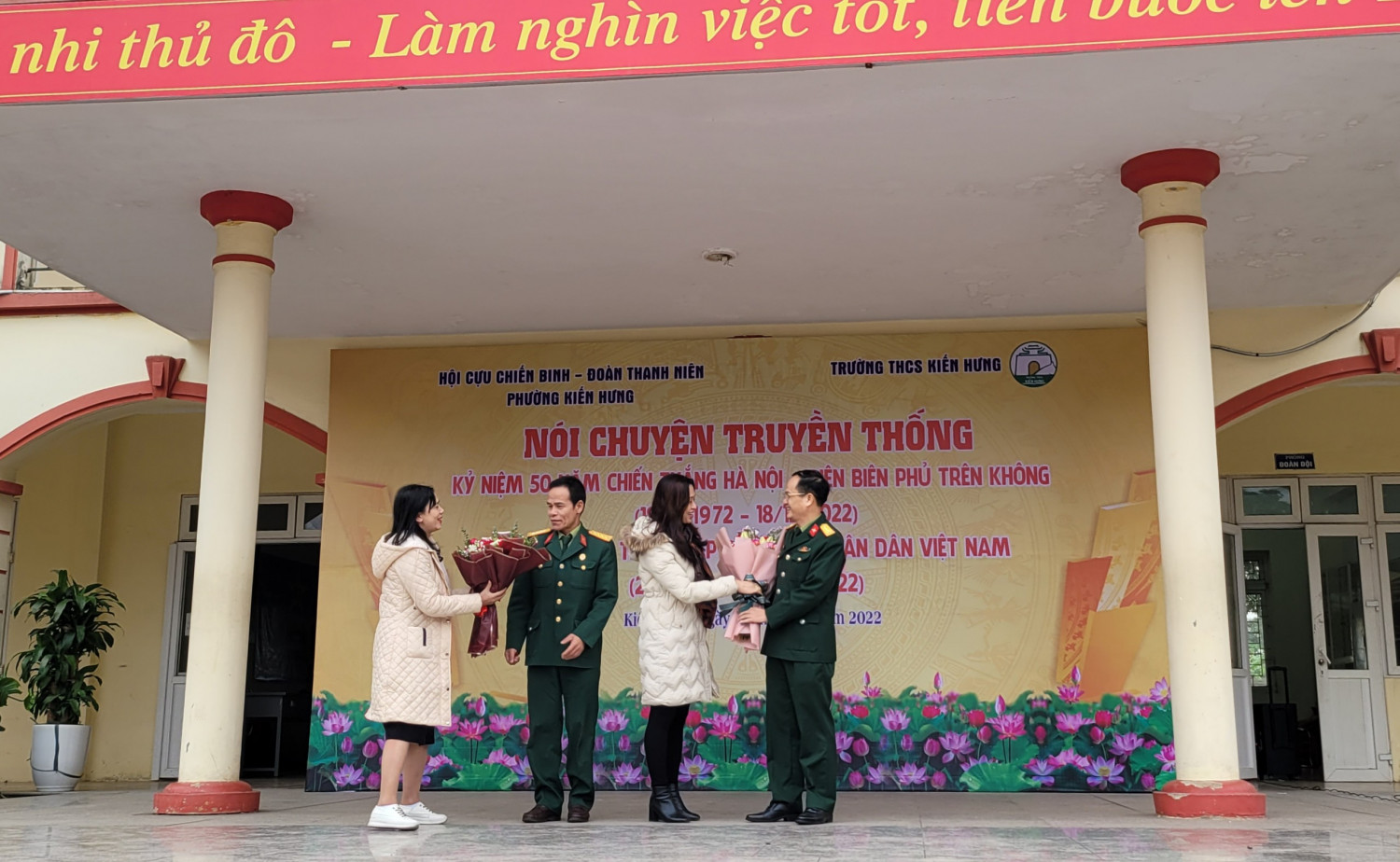 BGH trường tăng hoa đại diện Hội Cựu chiến binh