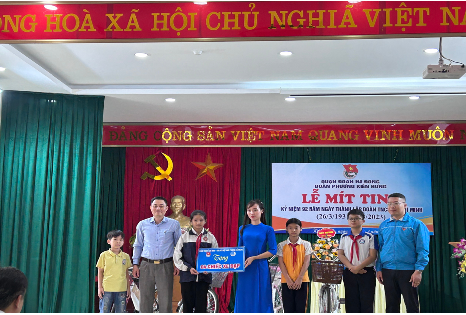 Trao tặng xe đạp cho các học sinh có hoàn cảnh khó khăn