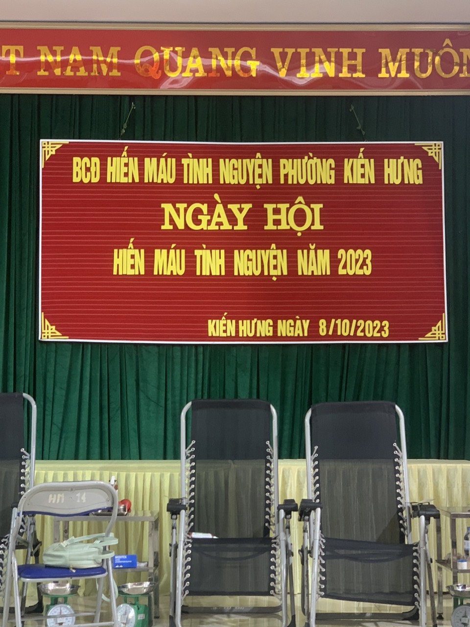 Hoạt động hiến máu tình nguyện của cán bộ, giáo viên, nhân viên trường THCS Kiến Hưng.