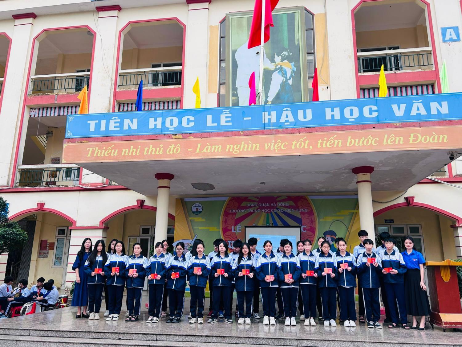 LỄ KẾT NẠP ĐOÀN VIÊN MỚI CHO HỌC SINH LỚP 9