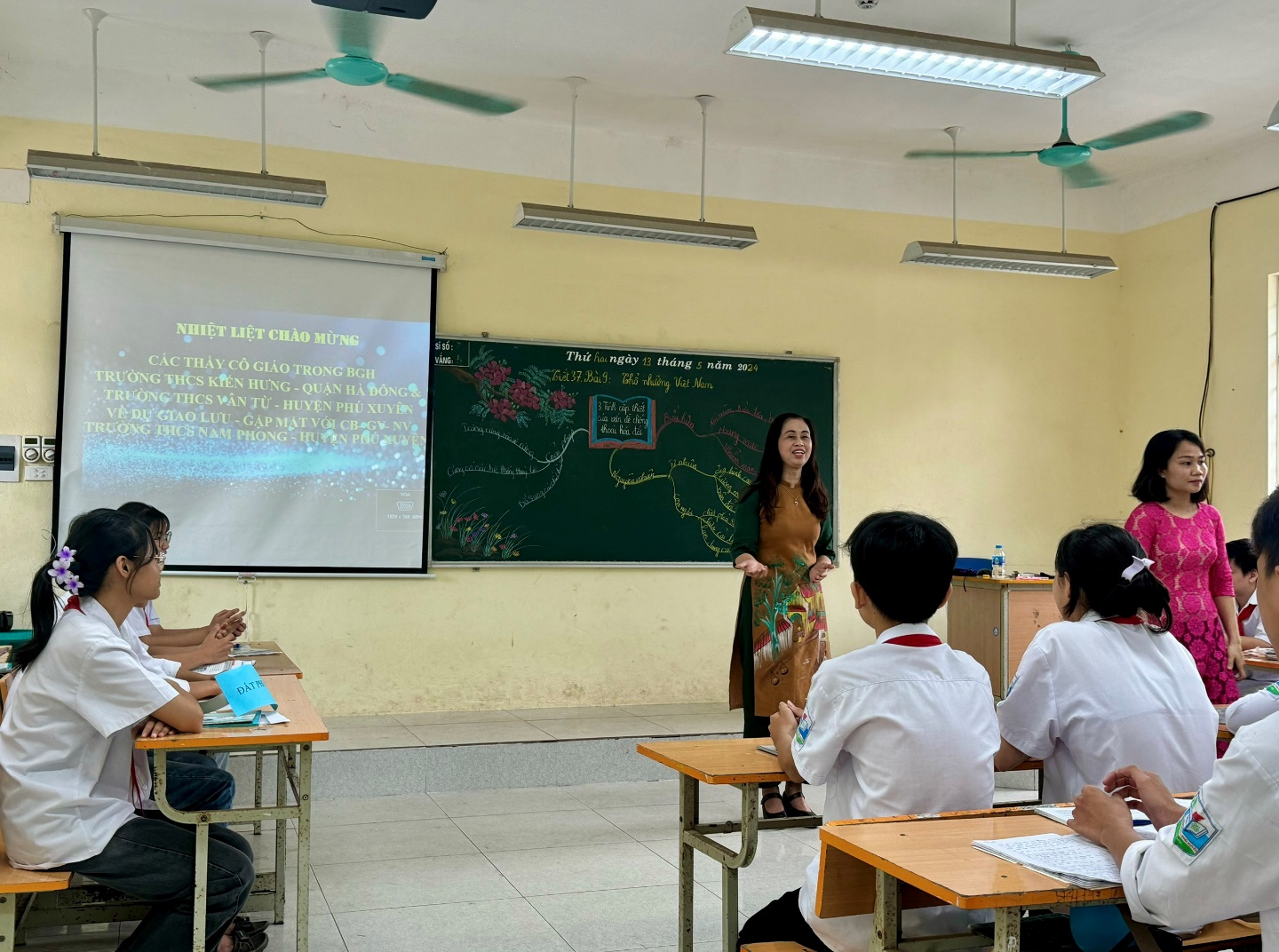 Buổi gặp gỡ giao lưu trao đổi kinh nghiệm quản lý và chuyên môn giữa trường THCS Kiến Hưng và THCS Nam Phong