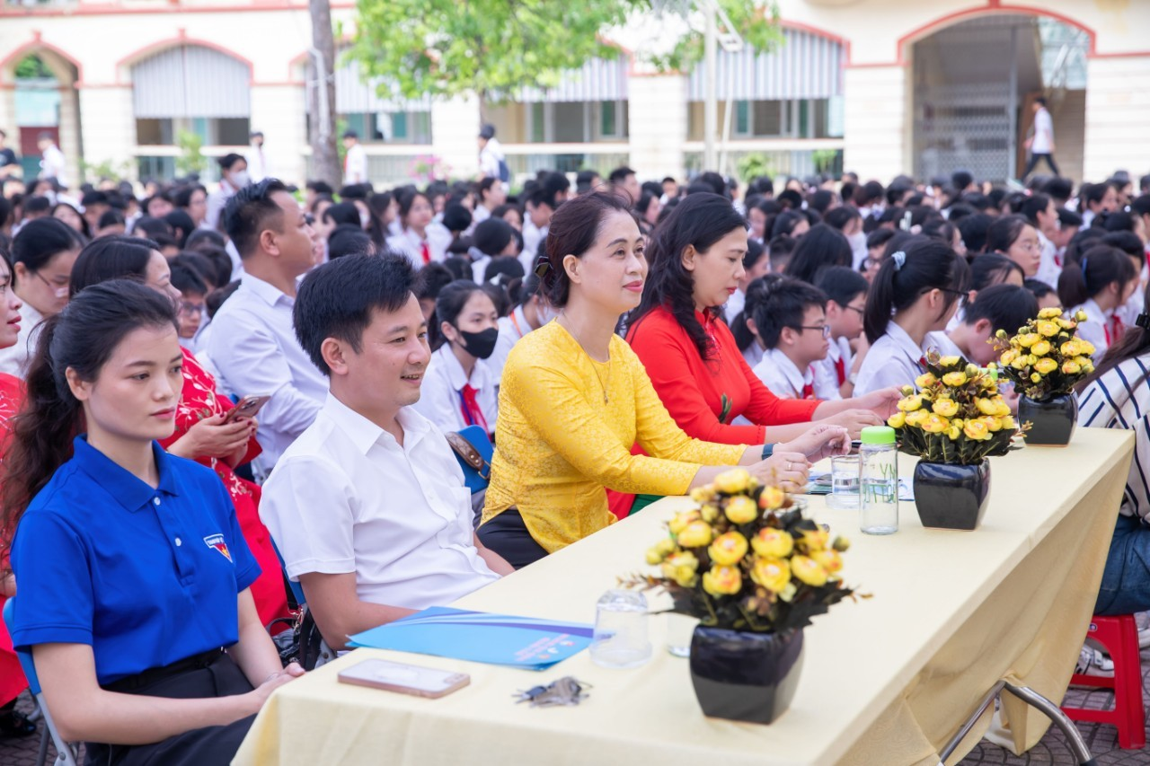 CẢM XÚC ĐONG ĐẦY CỦA THẦY VÀ TRÒ TRƯỜNG THCS TRONG LỄ TỔNG KẾT NĂM HỌC 2023-2024 VÀ CHIA TAY HỌC SINH KHỐI 9 NIÊN KHÓA 2020- 2024.