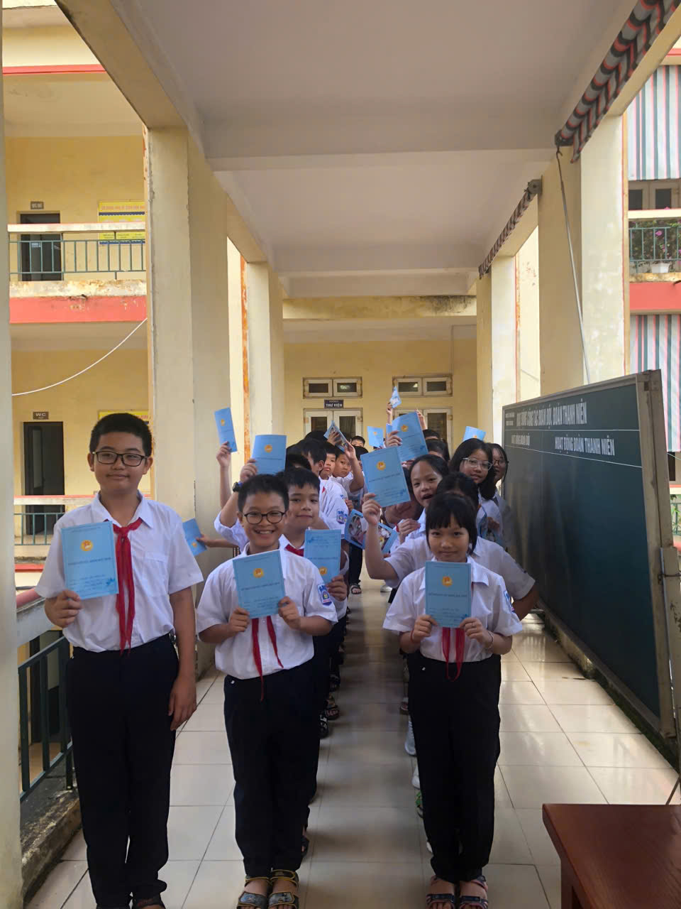 TỔ CHỨC KHÁM SỨC KHỎE ĐỊNH KỲ ĐẦU NĂM HỌC CHO HỌC SINH TRƯỜNG THCS KIẾN HƯNG