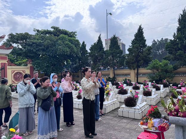 Trường THCS Kiến Hưng dâng hương tưởng nhớ các anh hùng liệt sĩ tại Nghĩa trang liệt sĩ Phường Kiến Hưng.