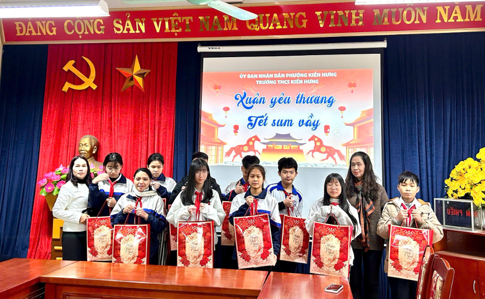 “ Xuân yêu thương- Tết sum vầy”. Trường THCS Kiến Hưng trao quà Tết cho học sinh có hoàn cảnh khó khăn